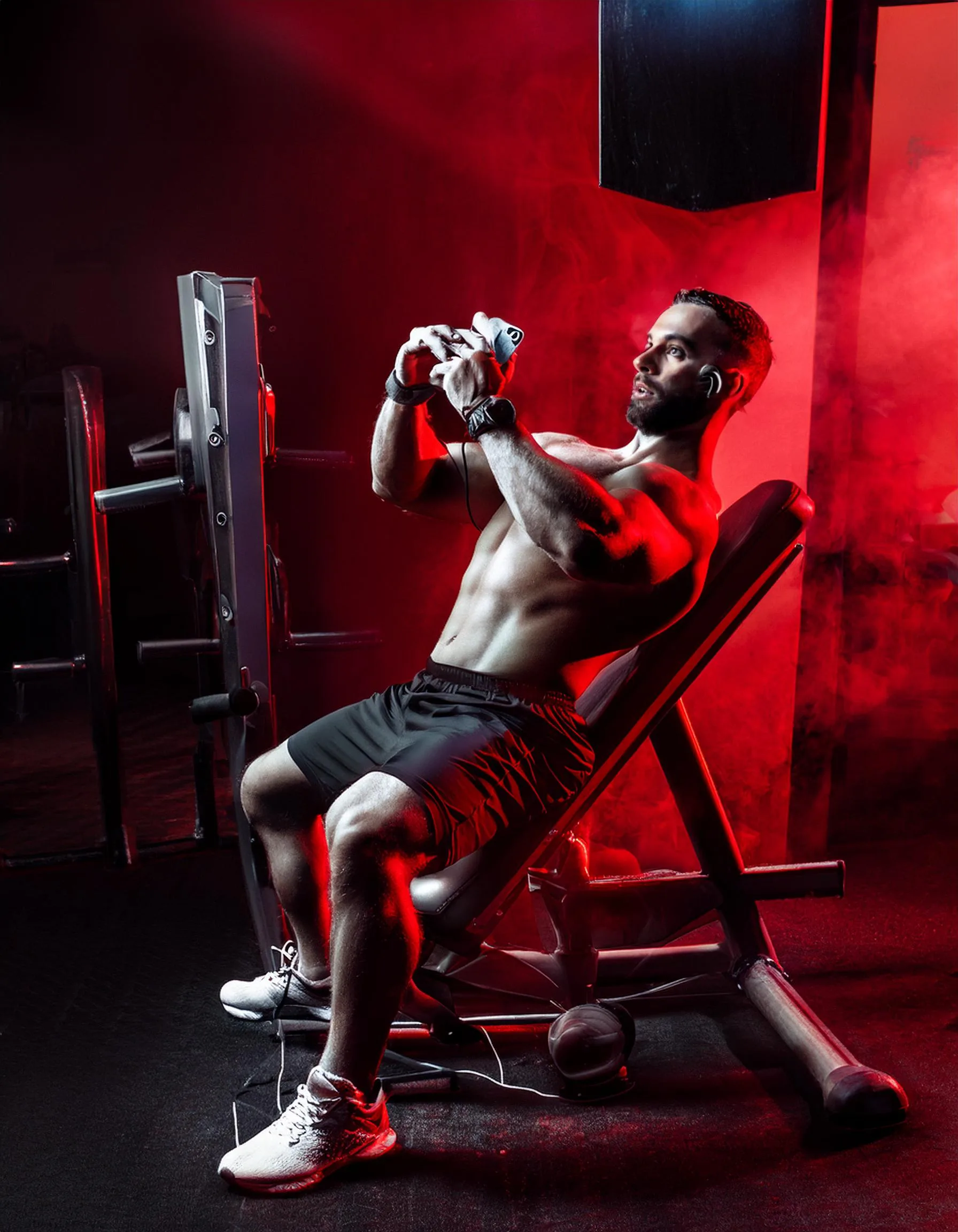 Firefly Hombre entrenando en un gimnasio con una aplicacion con colores mas rojos y negros 39471